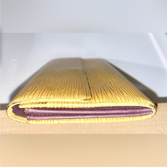 Louis Vuitton Sarah Yellow Women's Clutch - Picture 4 of 9